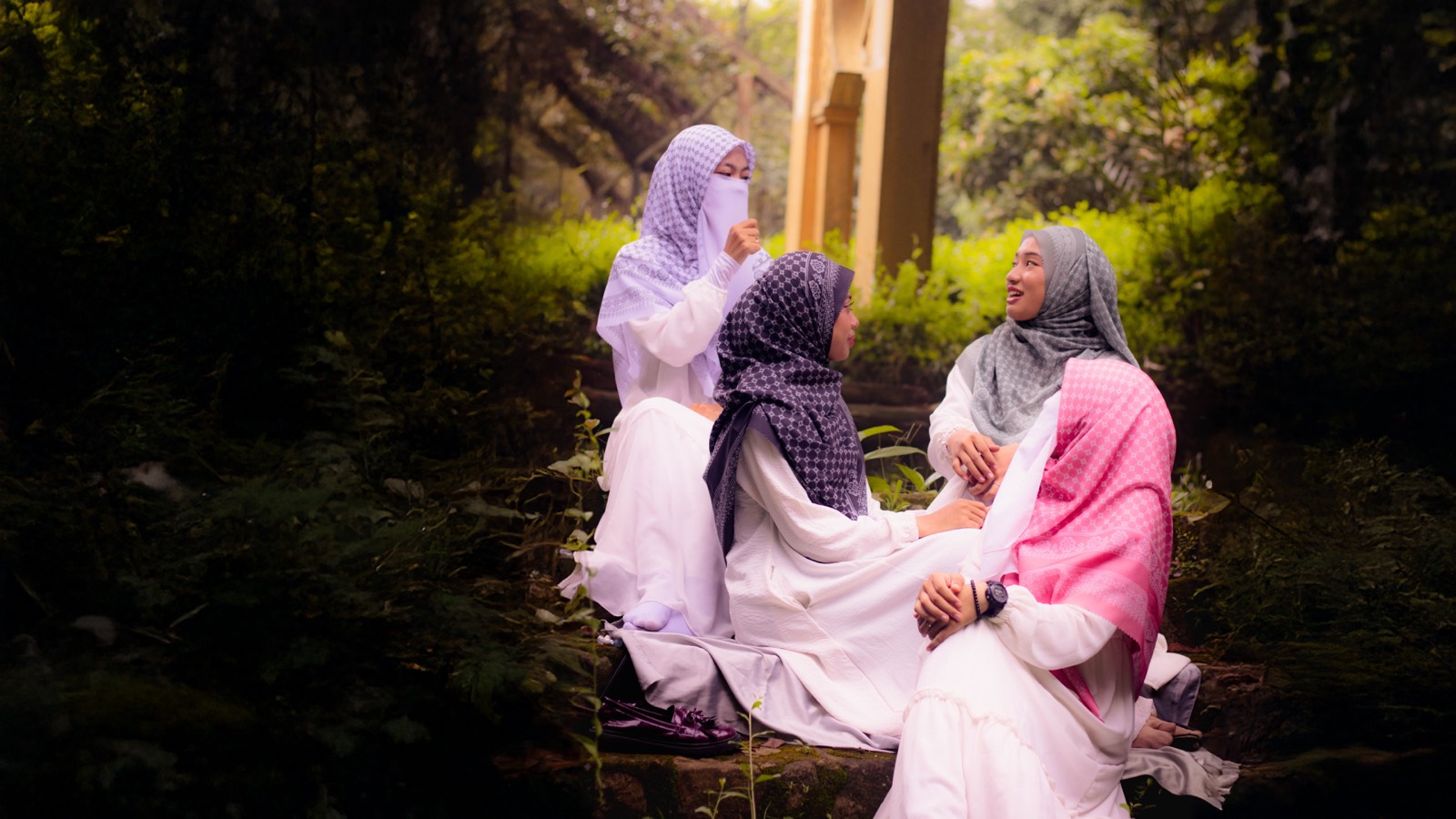 Koleksi hijab Haifa dalam suasana outdoor yang hangat